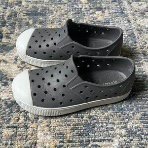 Old Navy Kids Gray Slip-On Shoes (Toddler Size 9)